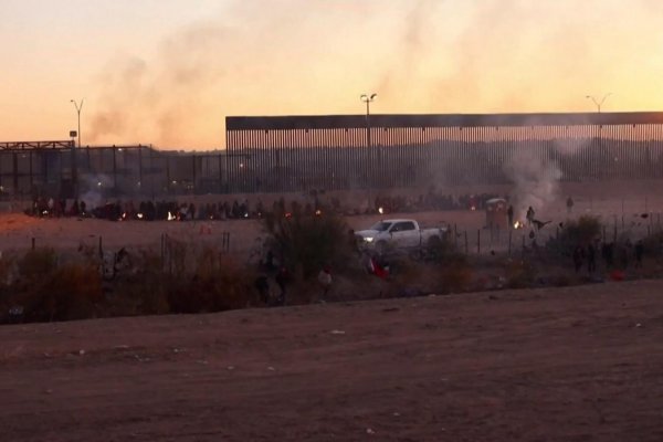 Mira el emotivo momento en que un migrante debe entregar a su perro para cruzar la frontera entre México y EE.UU.