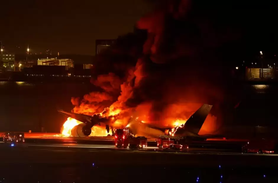 Un avión de Japan Airlines chocó y se incendió: hay cinco muertos