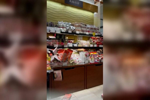 Video muestra la violencia del terremoto en una tienda del occidente de Japón