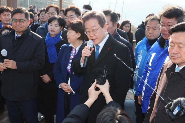 Apuñalan en el cuello al líder opositor surcoreano Lee Jae-myung