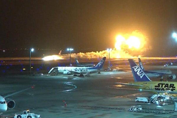 Video muestra el impacto del avión de Japan Airlines con otro de la Guardia Costera en una pista de aterrizaje en Tokio