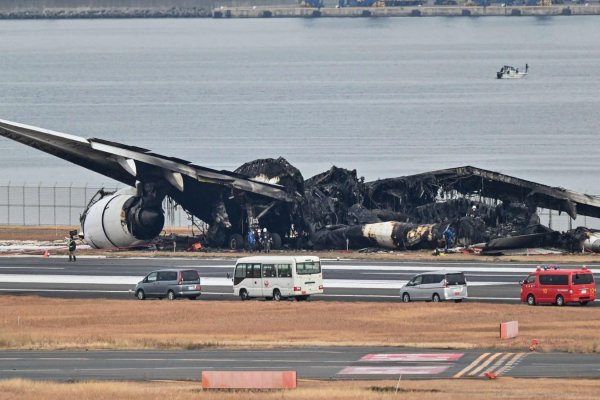 Así quedó el avión accidentado en un aeropuerto de Japón