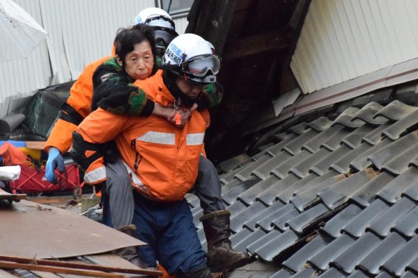 Réplicas del terremoto en Japón complican rescates y vías de evacuación