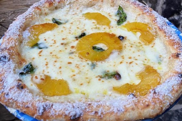 ¿Pizza con piña? Italia está dividida ante una nueva versión de este platillo