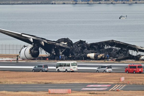 Así sobrevivieron 379 personas al incendio de un avión en Japón en menos de 90 segundos