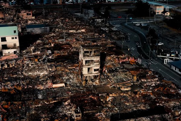 Sin luz ni agua y bajo escombros, así está una ciudad de Japón impactada por el terremoto