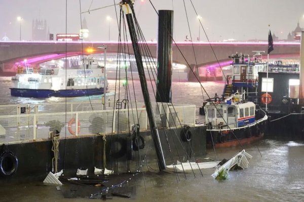 Se hunde un barco de fiesta en Londres en medio de fuertes lluvias e inundaciones en la capital