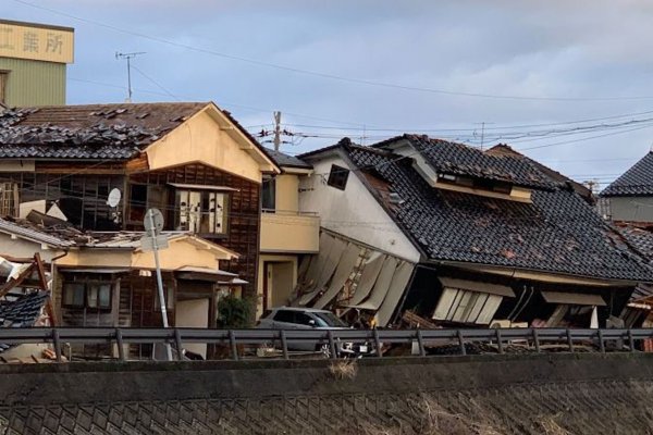 Rescatistas sacan a sobrevivientes del terremoto en Japón mientras se cierra el 