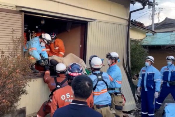 Rescatan a mujer de 80 años de los escombros de su casa tras el terremoto en Japón