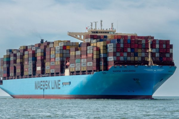 Los ataques hutíes bloquean una ruta vital en el mar Rojo para los portacontenedores de Maersk