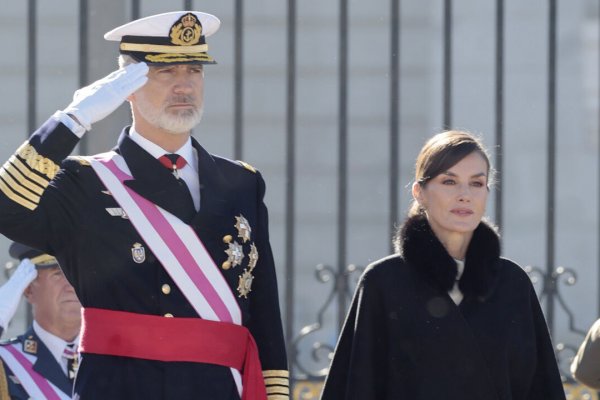 La Reina Letizia en la Pascua Militar 2024: con falda negra, camisa de seda y la coleta que más rejuvenece