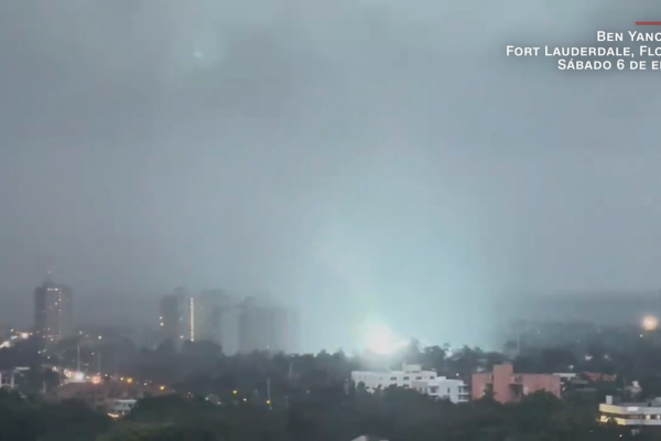 Captan impresionantes destellos saliendo de un tornado en Florida