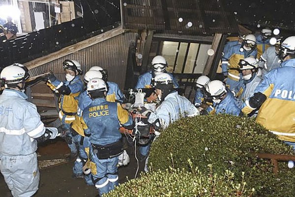 Rescatan a una anciana de los escombros cinco días después del terremoto de Japón