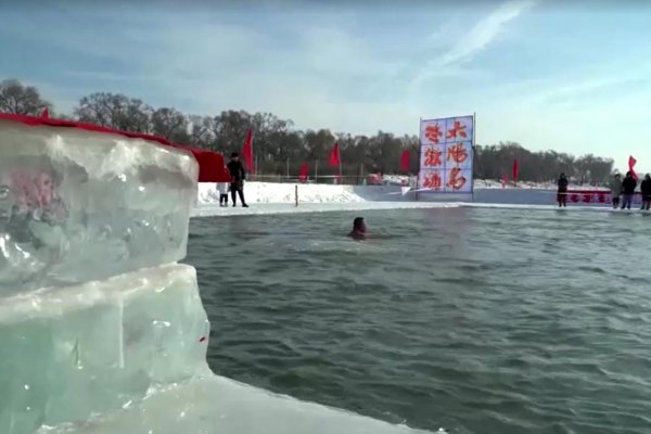 Con temperaturas bajo cero, bañistas nadan en aguas congeladas en China