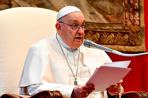 Papa Francisco condena e insta a prohibir la maternidad subrogada