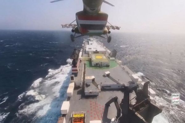 Marina de EE.UU. derriba 24 misiles y drones hutíes que se lanzaron desde Yemen sobre el mar Rojo, según funcionarios de defensa