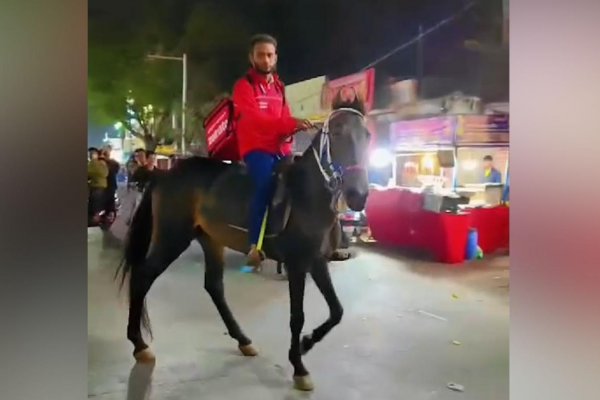 Repartidor en la India cambia su medio de transporte por un caballo