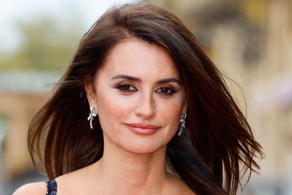 El corte de pelo radical de Penélope Cruz confirma la tendencia del pelo corto en 2024