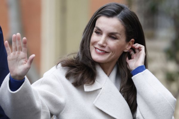 El abrigo de la reina Letizia es la fórmula para vestir bien en 2024, lo encontramos en rebajas