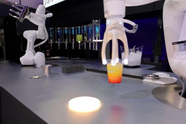 Un robot bartender prepara cocteles con inteligencia artificial