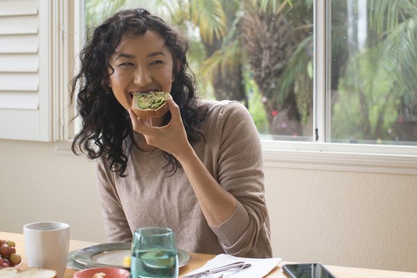 Así es la dieta antiinflamatoria (que funciona) para deshinchar la tripa sin pasar hambre