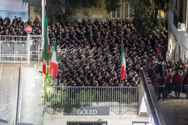 El video de una multitud haciendo el saludo fascista en el corazón de Roma sacude a Italia, pero no a su primera ministra, Giorgia Meloni