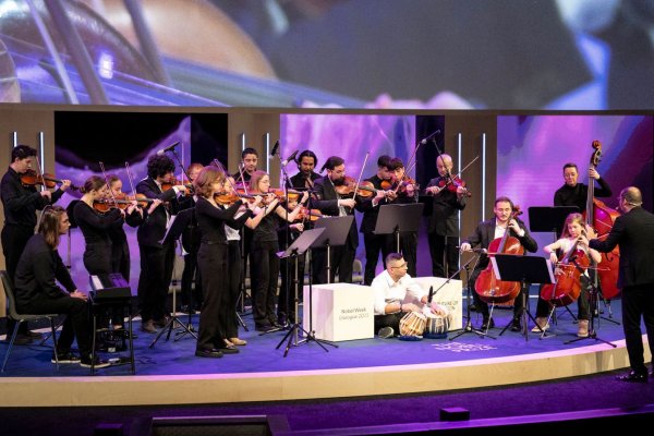 Un director invitó a refugiados que nunca habían tocado instrumentos a unirse a su orquesta. Eso cambió su vida