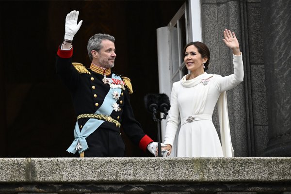 El look de Mary de Dinamarca en la proclamación de Federico X que hace un guiño a la reina Letizia