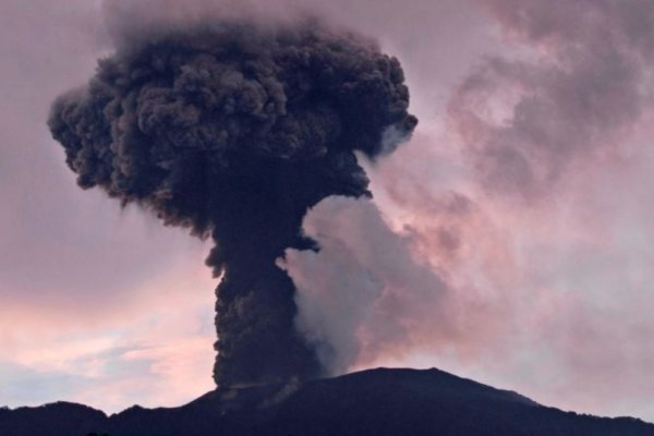 Un volcán en Indonesia entra en erupción por segunda vez en poco más de un mes