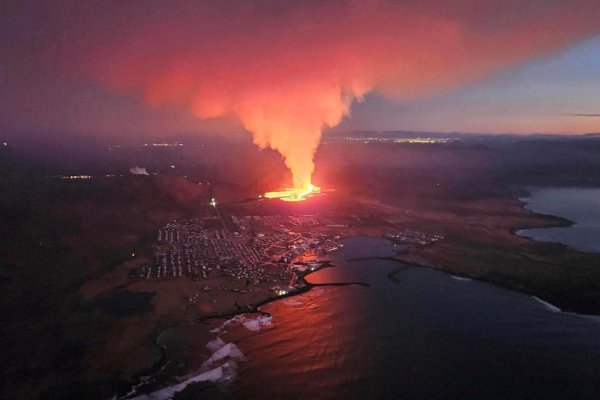 Imágenes aéreas muestran cómo la lava devora casas en Islandia