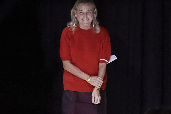 El look de Miuccia Prada tras el desfile y por qué lleva años saliendo a saludar con una falda 