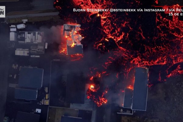 Río de lava del volcán en Islandia en erupción devora una casa