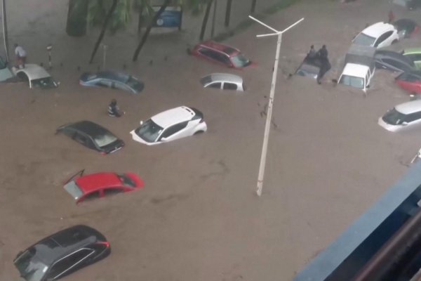 Calles inundadas y autos bajo el agua por intensas lluvias en Mauricio