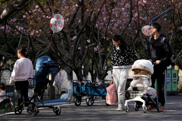 La población de China disminuye por segundo año consecutivo, mientras la economía se tambalea