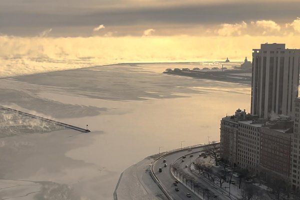 Impactantes imágenes muestran cómo el lago Michigan se encuentra congelado por las bajas temperaturas