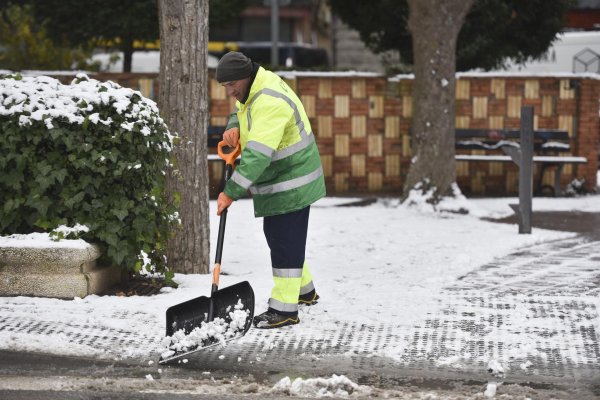 Casi toda España está hoy en aviso amarillo o naranja por lluvias, tormentas, olas, viento, nieve o frío