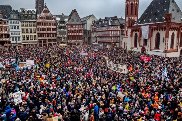 Miles de personas protestan en Alemania contra el partido de extrema derecha AfD por plan para deportar migrantes