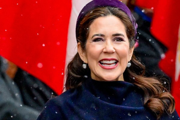 Mary de Dinamarca apuesta por el morado y azul marino, elegante combinación de invierno