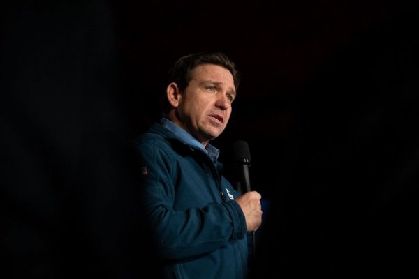 Las 5 cosas que debes saber este 22 de enero: DeSantis abandona su aspiración presidencial de 2024