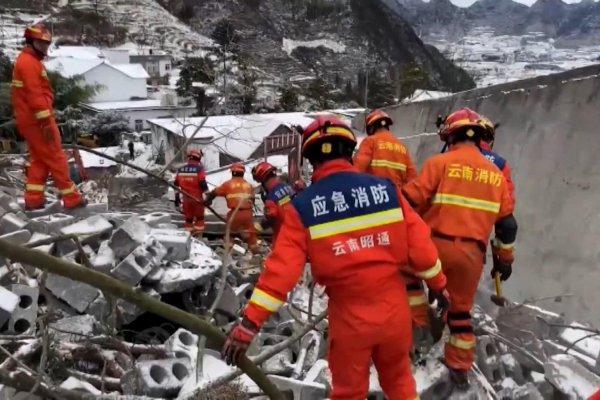 Al menos 8 muertos y decenas de heridos tras deslizamiento de tierra en China