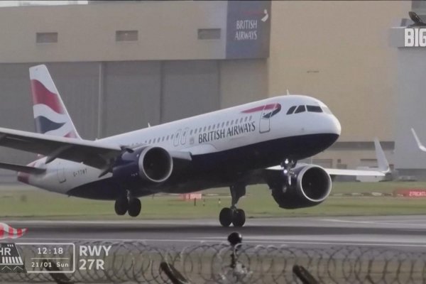 La tormenta Isha hace tambalear a un avión durante el aterrizaje