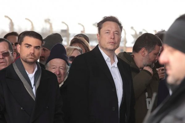 Dos meses después de amplificar un posteo antisemita en X y pedir disculpas, Elon Musk visita el campo de exterminio en Auschwitz