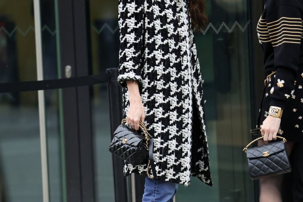 El look de Carlota Casiraghi en el desfile de Chanel: Vaqueros años 90, abrigo parisino y los zapatos de la primavera