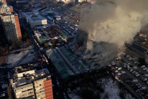 Impresionantes imágenes aéreas de un incendio en un centro comercial de Serbia