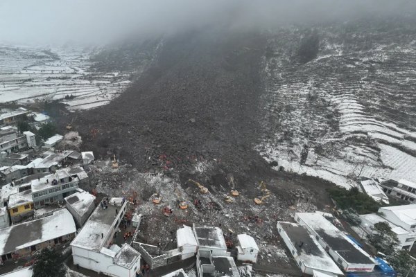 El número de muertos por deslizamientos de tierra en China aumenta a 31 después de que decenas de personas quedaran sepultadas bajo las gélidas temperaturas invernales