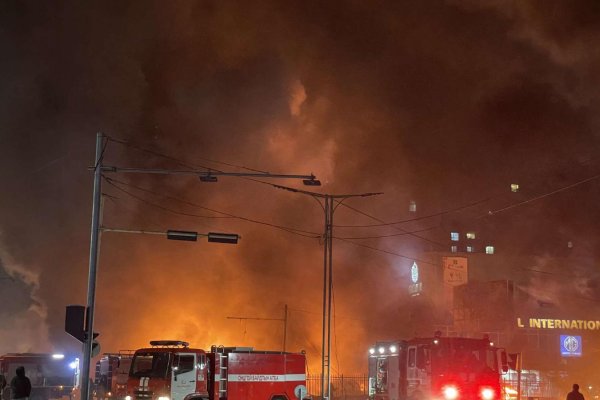 Testigo capta el momento de una letal explosión frente a edificios en Mongolia