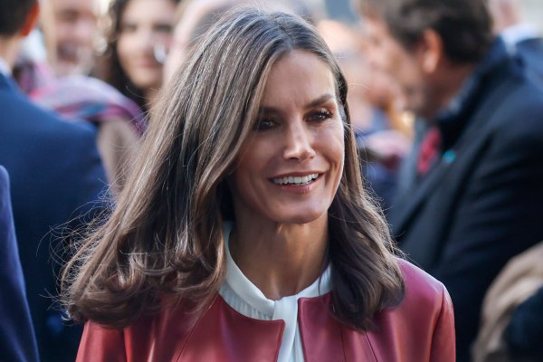 La reina Letizia se va de rebajas al Zara de Fuencarral (5 prendas que podrían estar en su bolsa)