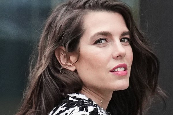 Las uñas de Carlota Casiraghi son la nueva manicura roja de invierno