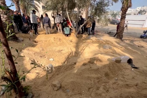 Entierran a una niña en la arena mientras la ofensiva israelí golpea Khan Younis