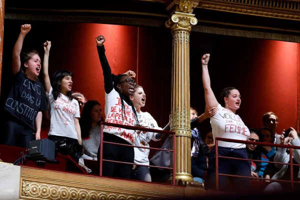 Francia podría hacer del aborto un derecho constitucional